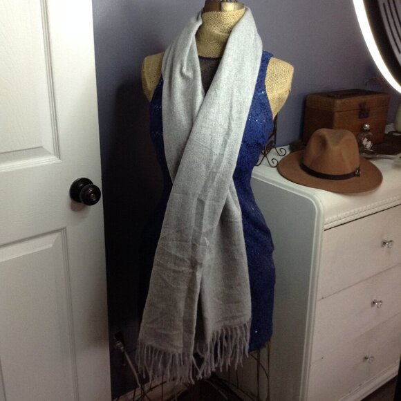 NWT Liz Claiborne Lt. Heathered Grey Scarf/Wrap, soft, Warm and cozy, Versatile - Picture 2 of 7